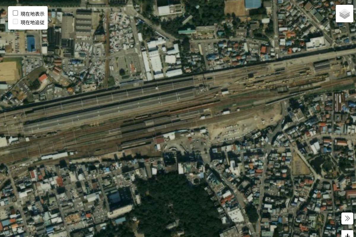 1990年頃の「三島駅」周辺の航空写真（画像：国土地理院）