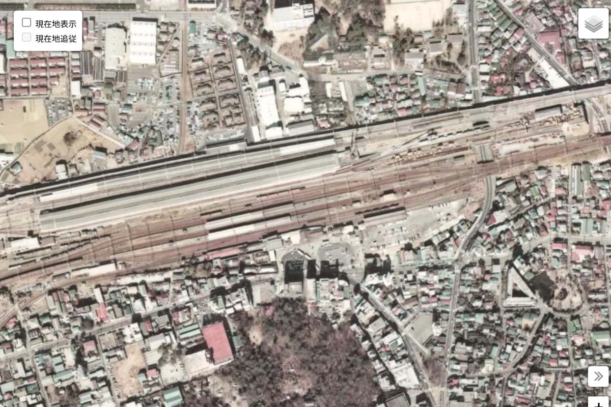 1975年頃の「三島駅」周辺の航空写真（画像：国土地理院）