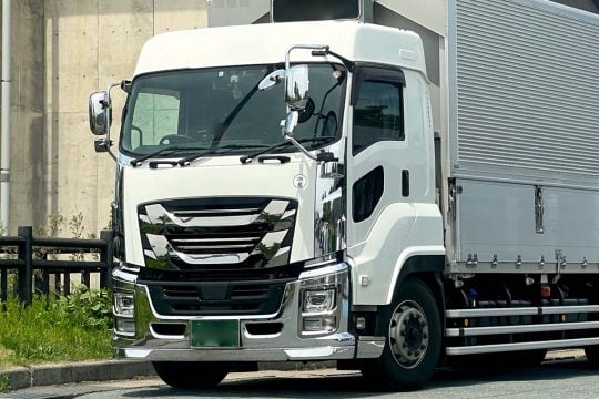 「もう時代遅れです」 なぜ物流の最前線は“デジタコ”を嫌うのか？ 装着率85%を目指す国と、現場に広がる妥協