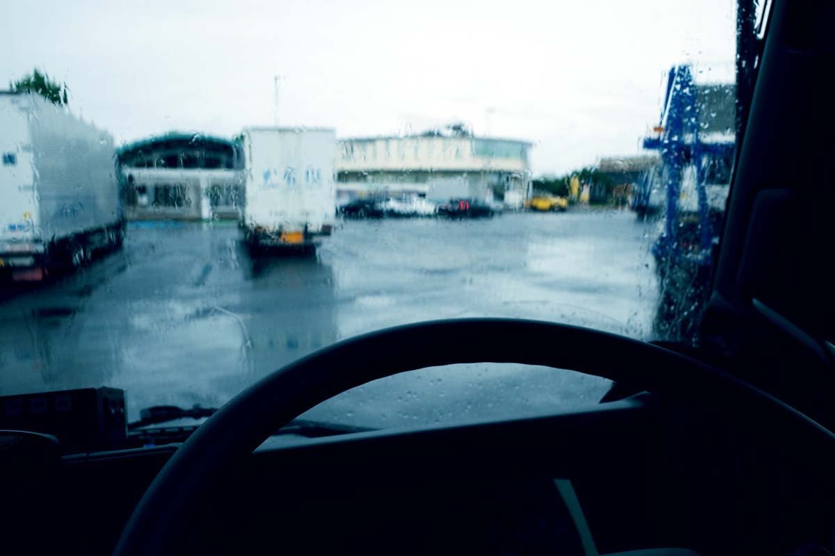 物流トラック(画像:写真AC)
