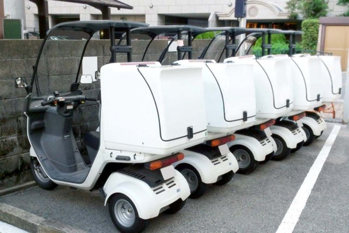 並んだデリバリーバイク（画像：写真AC）