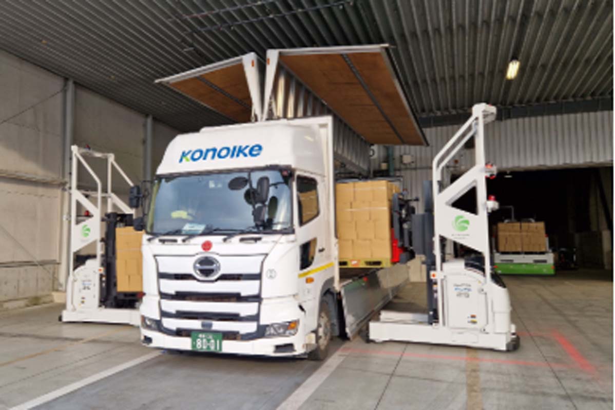 トラックへ自動で荷積みするAGF（画像：三菱ロジスネクスト）