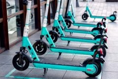 「8回以上の督促」さえ拒否―― 電動キックボードで全国初の書類送検、“免許不要制度”の構造的欠陥とは