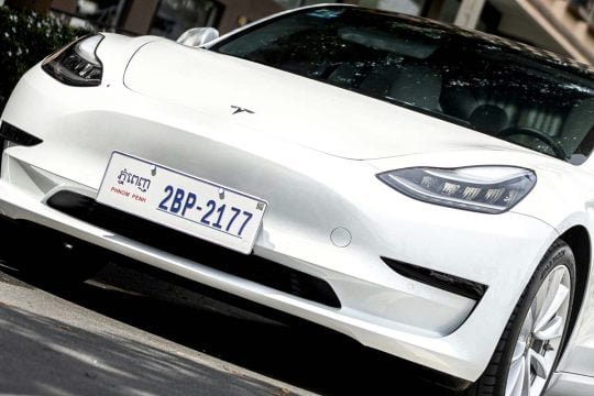 「EVだけでは戦えない」テスラ、投資額200億ドルの猛追――BYDとの競争激化、技術革新で逆転は可能か？