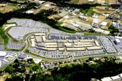 なぜ地方の施設は「クルマでしか行けない場所」にできるのか？―――「免許がない人 ＝ 客ではない」ということ？ 東京都民が知らない地方の現実とは