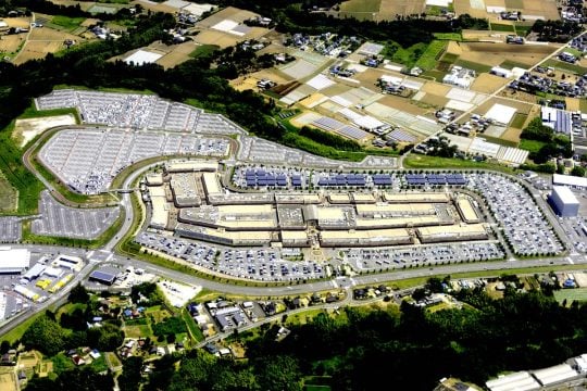 なぜ地方の施設は「クルマでしか行けない場所」にできるのか？―――「免許がない人 ＝ 客ではない」ということ？ 東京都民が知らない地方の現実とは