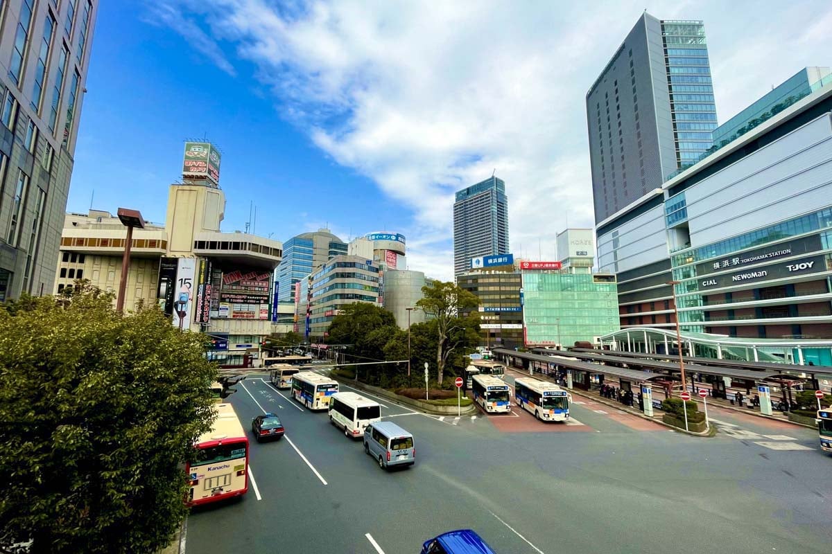 横浜駅西口（画像：写真AC）