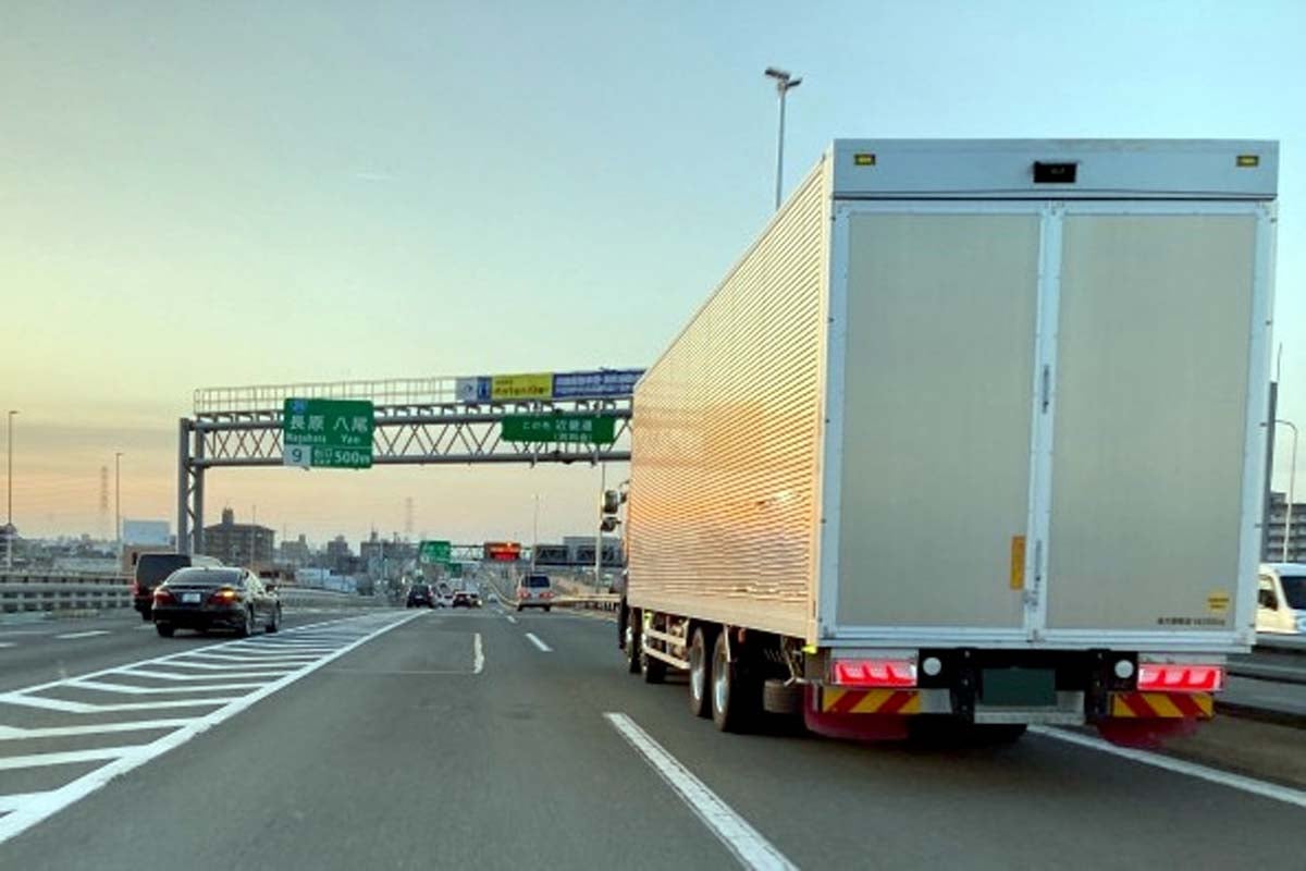 高速道路を走るトラック（画像：写真AC）