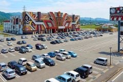 地方にある「パチンコ店の駐車場」はなぜ異常に広いのか？