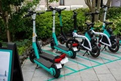 「駅まで歩くの、やめました」 通勤利用が45%に達した「電動キックボード」たち! 住宅街の「最後の数百メートル」で起きている異変とは