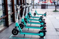 免許返納後の“足”になれるか？ 「特定小型原付」が広げる時速20kmの新市場――生活道路と路地に生まれる新しい移動経済