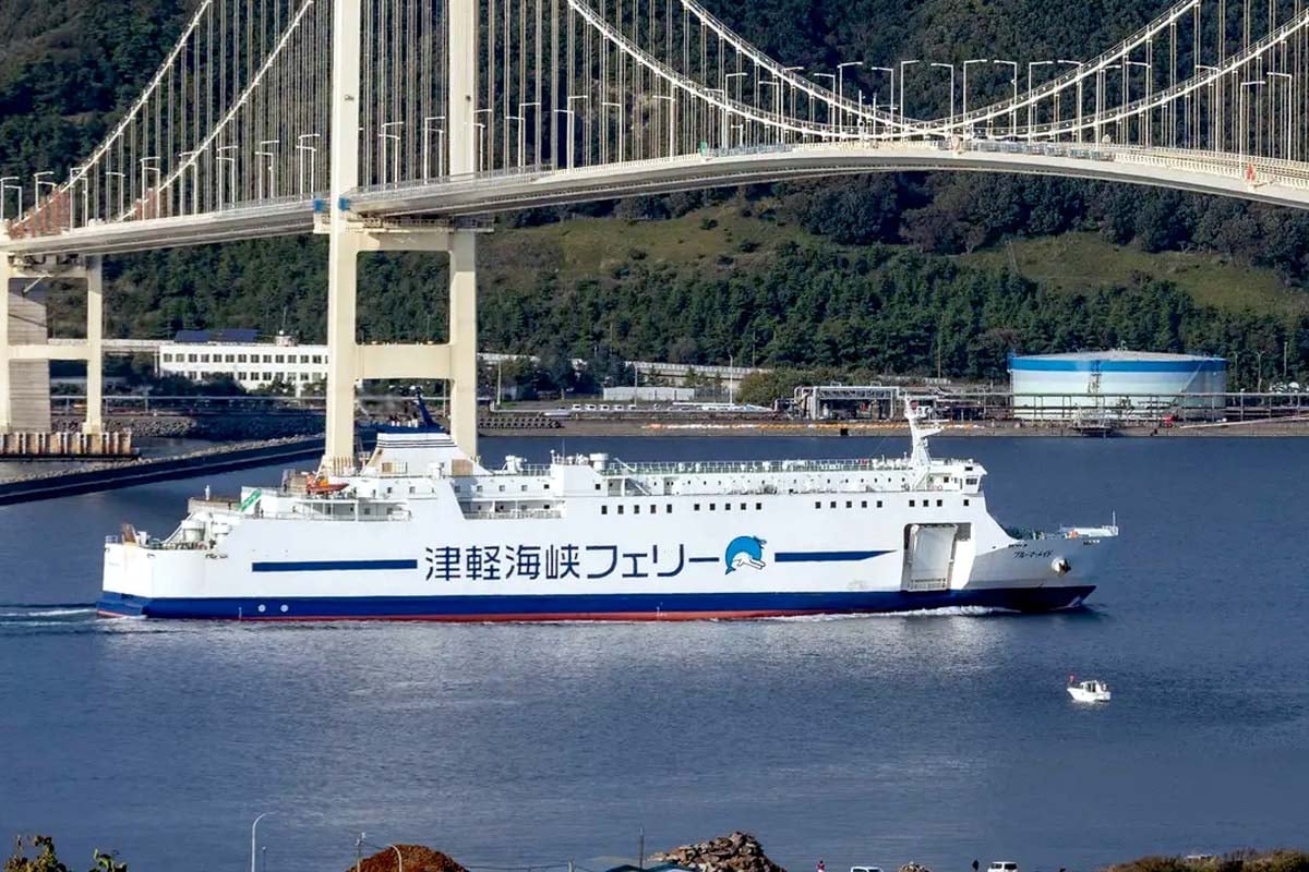室蘭のシンボル・白鳥大橋の下を航行する津軽海峡フェリー（画像：津軽海峡フェリー）
