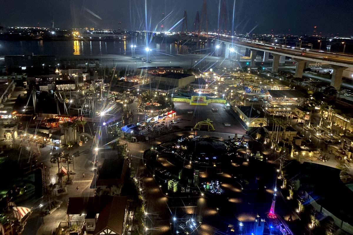 レゴランドのタワーから見た名古屋港の夜景（画像：写真AC）