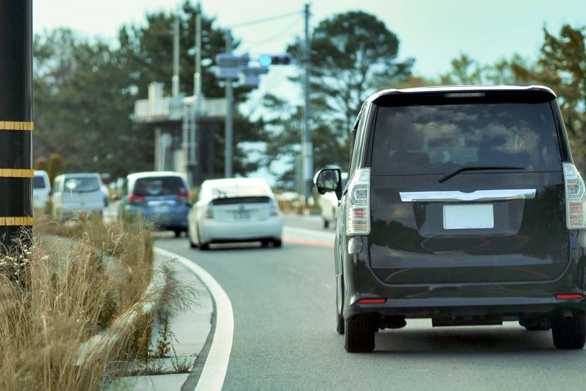 自動車と道路（画像：写真AC）