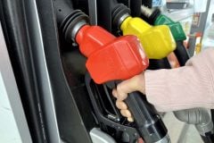 日本のガソリン価格と生活を直撃！ ホルムズ海峡の通過は2週間で10隻以下、供給網の脆さがノズルの先で牙をむく