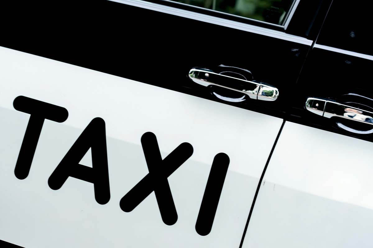 タクシー（画像：写真AC）