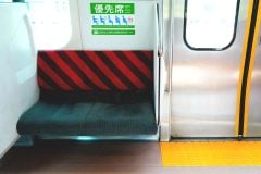 「優先席には座りません」 33%の人が守り抜く“空席”の品格？ トラブル回避意識が分断する“座る／座らない”の判断基準とは