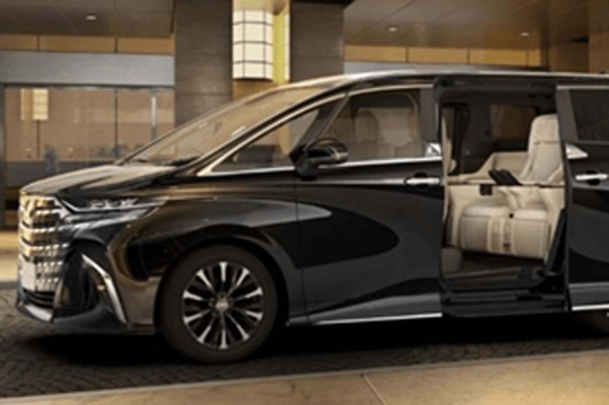 豪華装備がそろった4人乗り仕様の「アルファード Spacious Lounge」（画像：トヨタ車体）