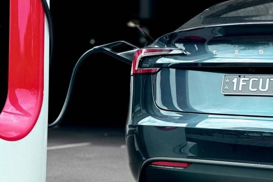 「消費者は急がなかっただけだ」――EVシフト前提はどこで崩れたのか？ 世界で半数がエンジン車を選んだ25年市場の転換点