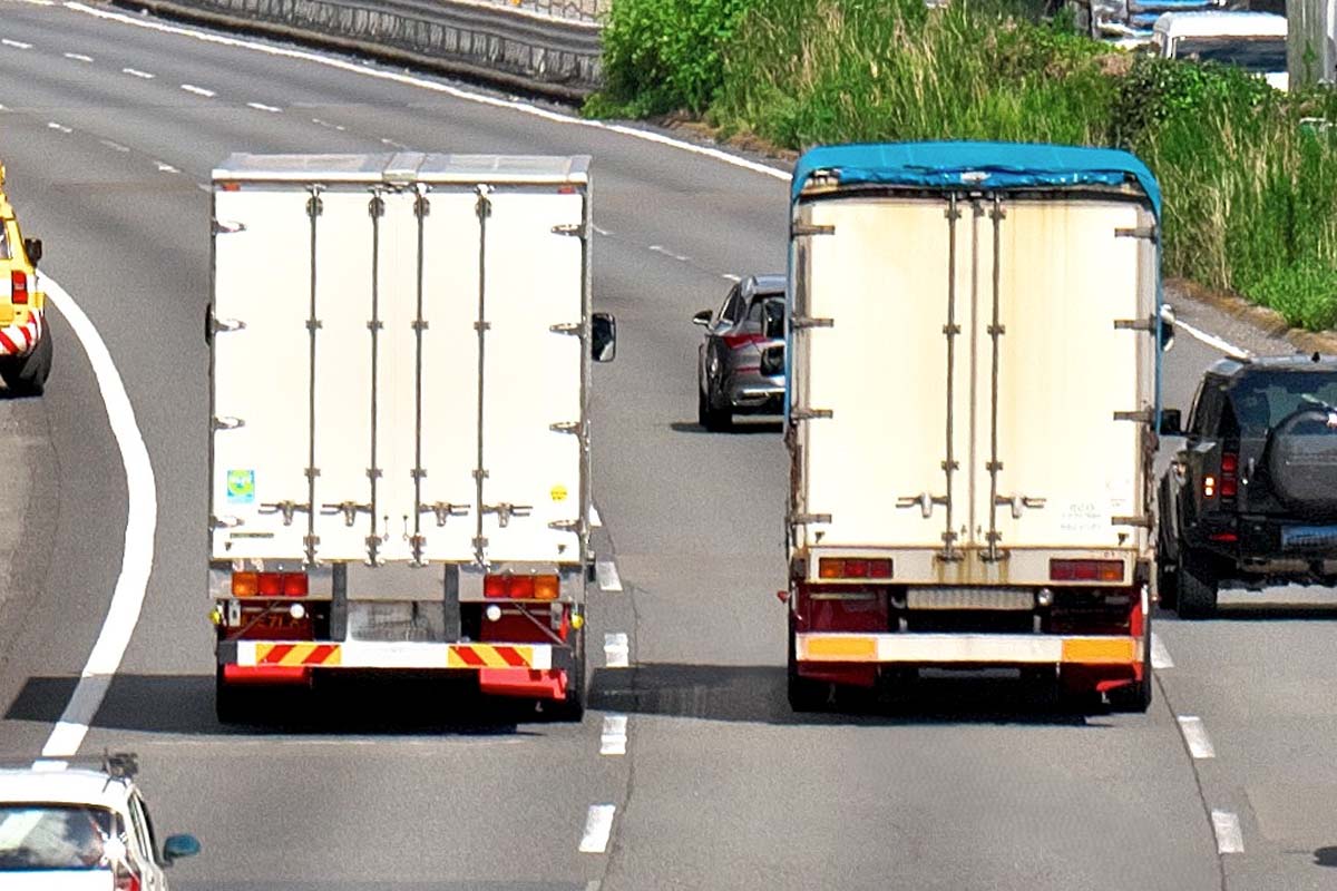 高速道路を走る大型トラックのイメージ（画像：写真AC）