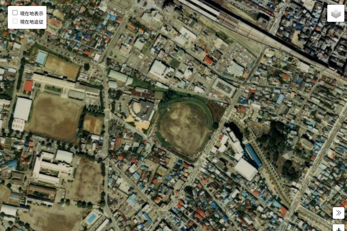 1985年頃の「桐生駅」周辺の航空写真（画像：国土地理院）
