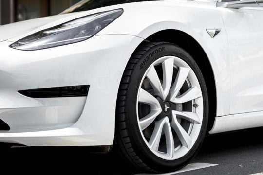 EVの限界を揺るがす「走るほど充電」の仕組みとは？ 回転式試験機と3kW走行中ワイヤレス給電が示す、EV開発の転換点