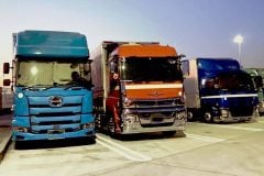 「もう、これ以上は走れません」長距離トラックの“泊まりがけ勤務”は終わりを迎えるのか？ 年間労働「2484時間」、中継輸送の現実と運用の壁とは