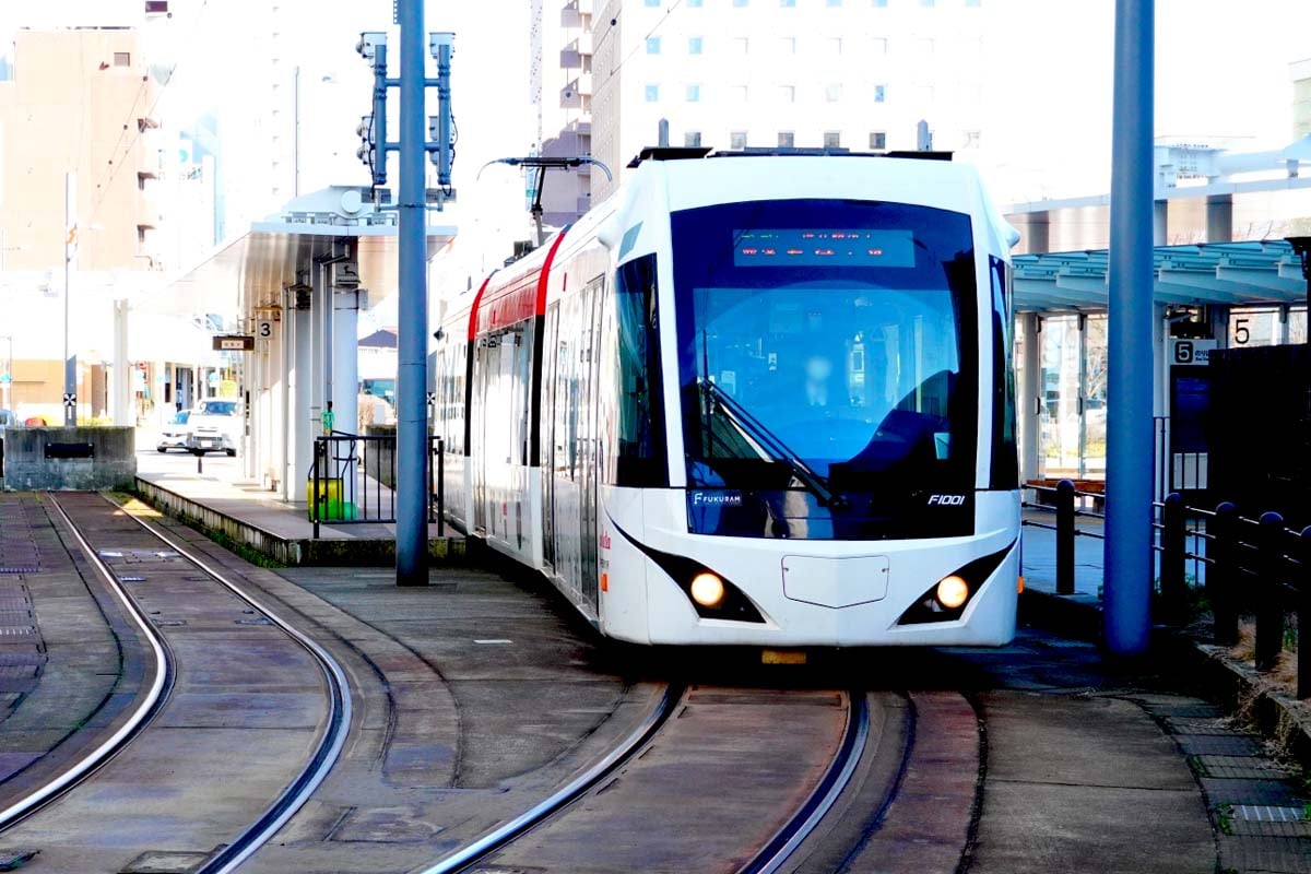 福井鉄道福武線。福井市中心部では道路との併用軌道を走る。(画像:写真AC)