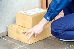 「ピンポン」が消える日――政府が踏み込む置き配含む「非対面50%」という未来、受け取りの常識はどこへ向かうのか？