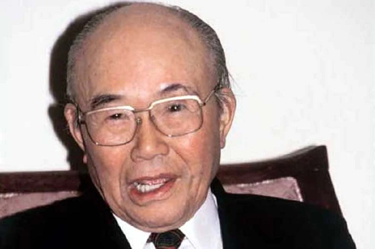 日本人として初めて米国の自動車殿堂入りし、記者会見する本田宗一郎・本田技研最高顧問（東京・大手町のパレスホテル）。1989年12月25日撮影（画像：時事）