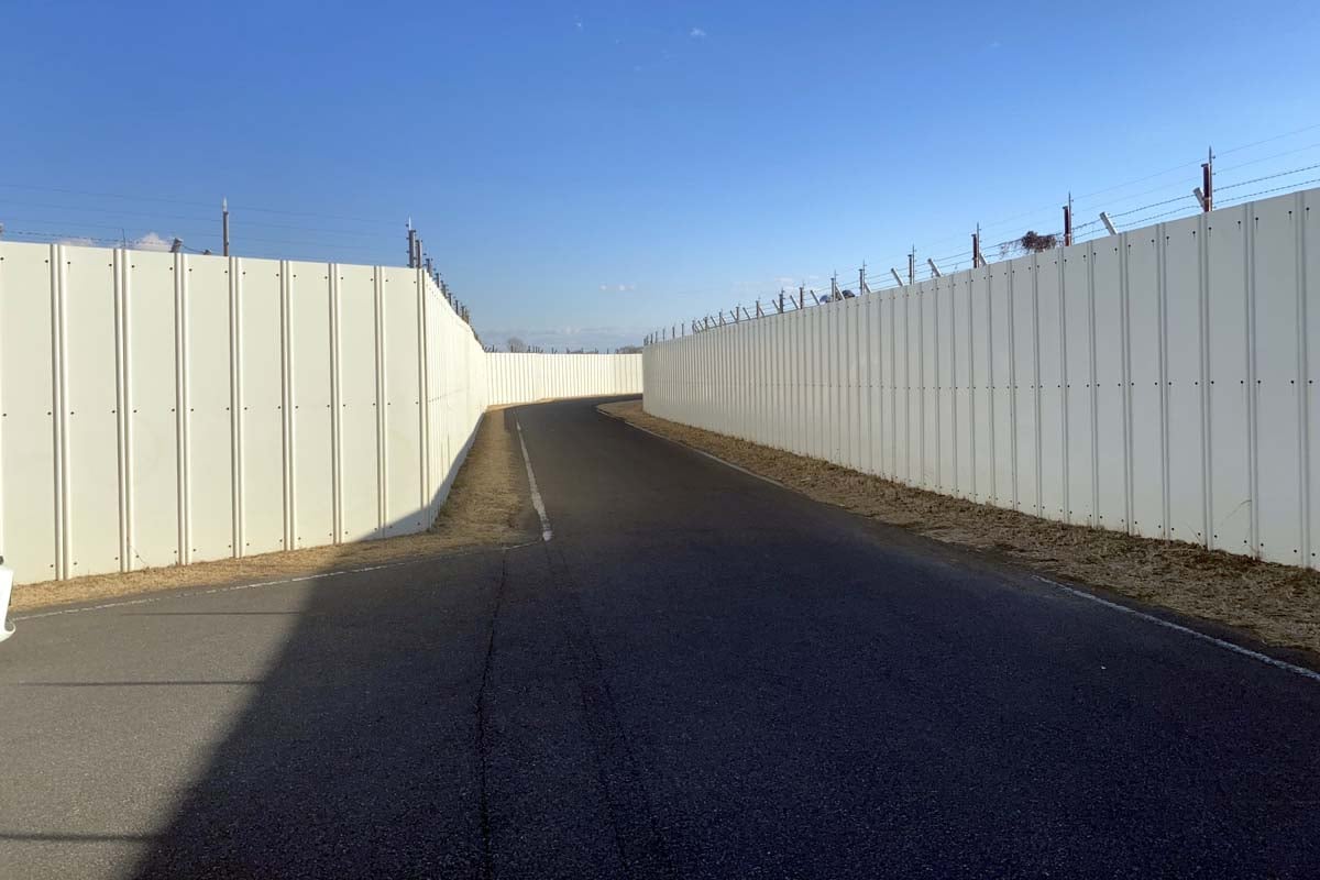 東峰神社の塀（画像：写真AC）