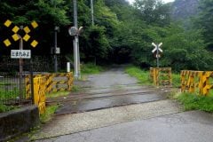 「遮断機のない踏切」今後なくせるのか？ 改修費1か所「1500万円以上」という現実、膨大な更新負担と安全投資の行方とは