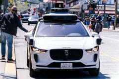 グーグルが隠した「無人タクシーの正体」――車は本当に“自律”していたのか？ 事故が暴いた遠隔支援と統治の空白