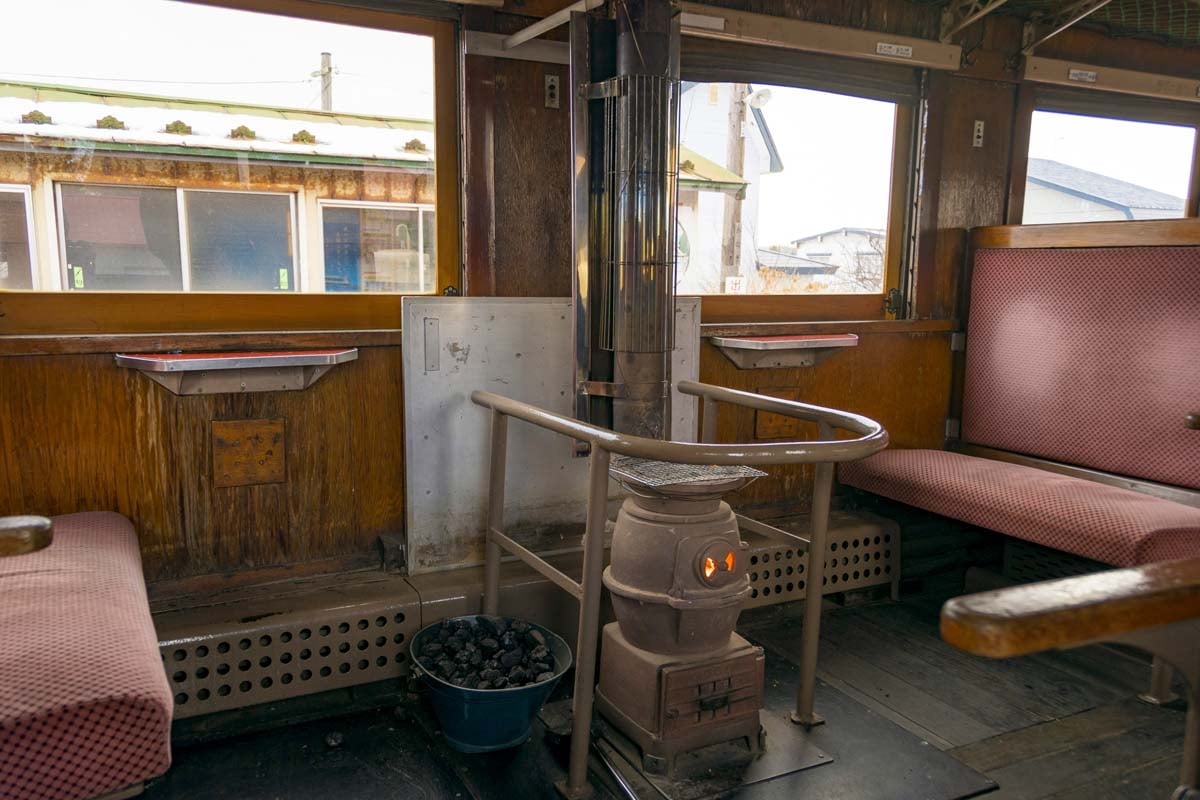 ストーブ列車の車内（画像：写真AC）