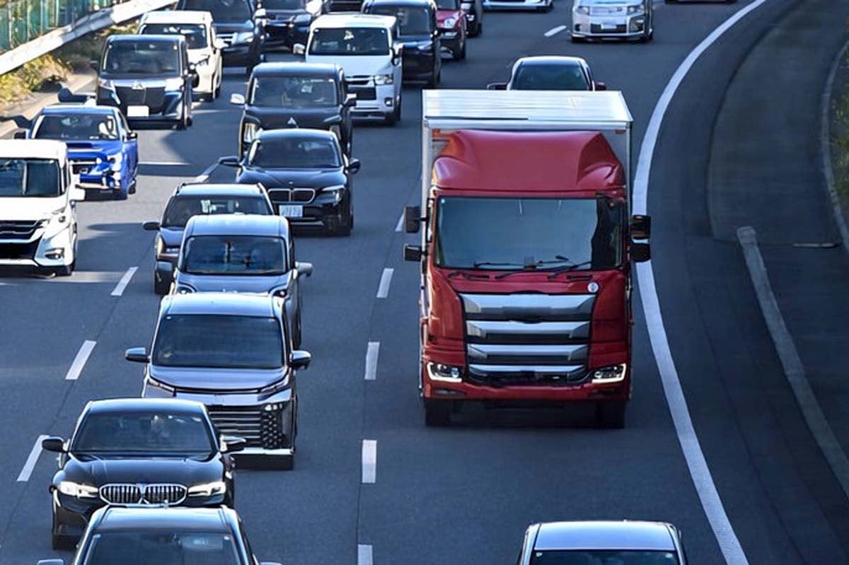 物流トラック（画像：写真AC）