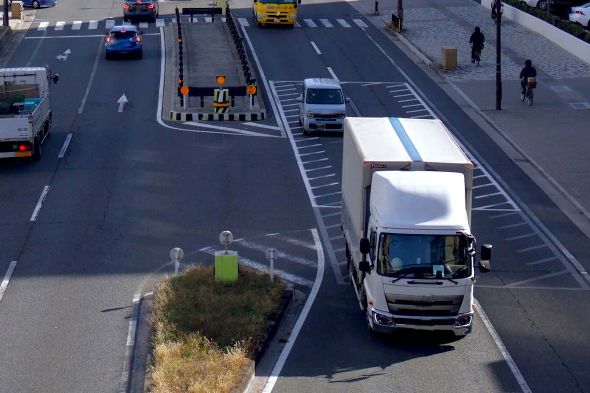 物流トラック（画像：写真AC）