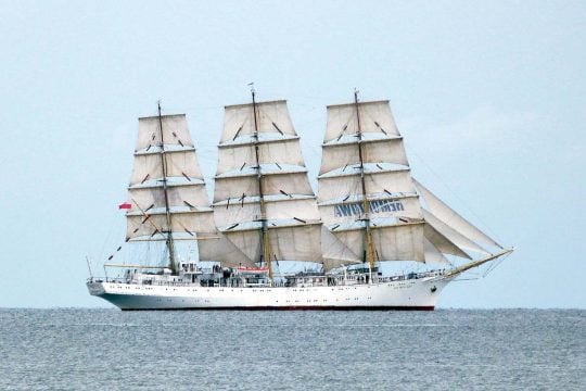 風が止まると「帆船」はどうなってしまうのか？ 進めないだけではない“もう一つの制約”とは