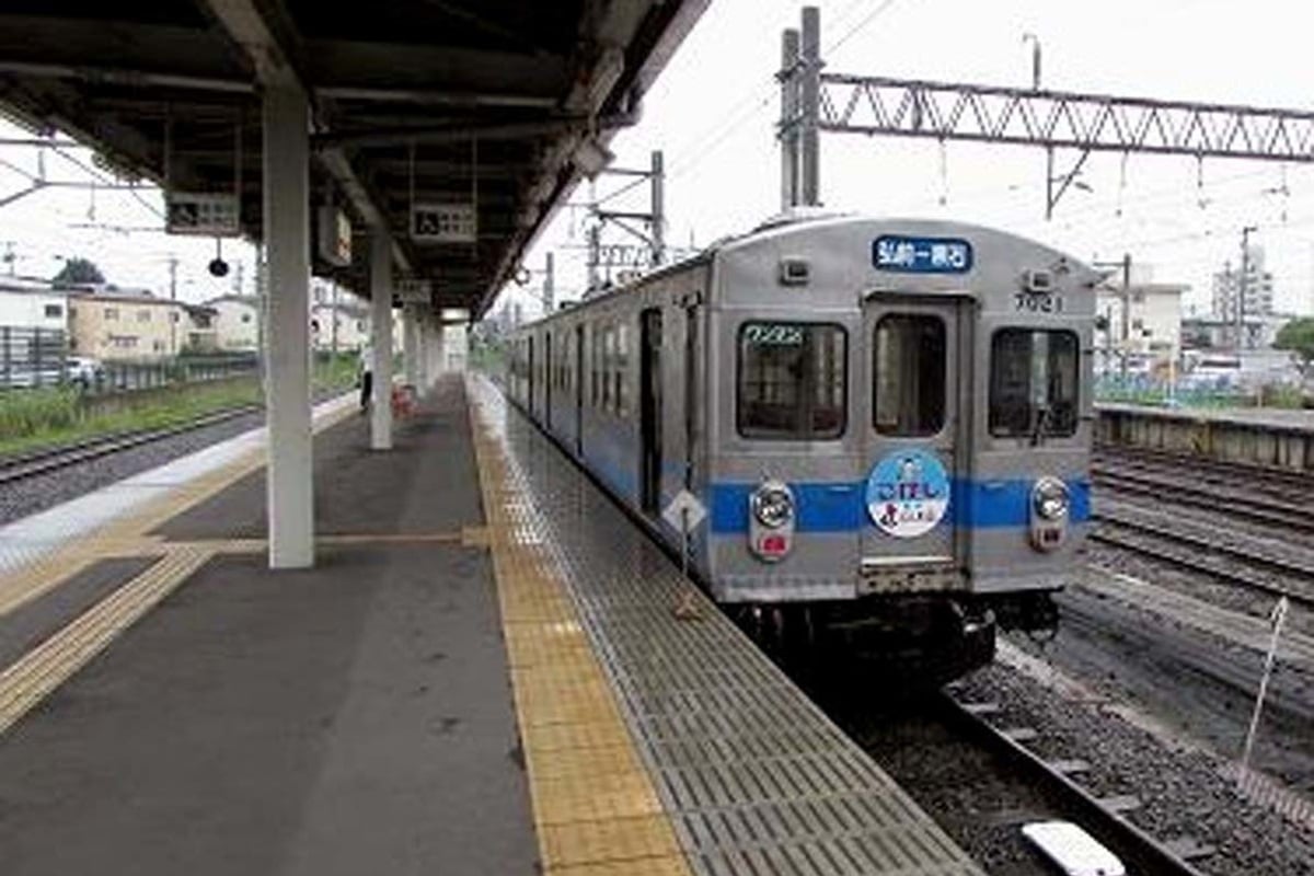 弘南線の弘前駅で出発を待つ列車。2014年8月撮影（画像：菅原康晴）