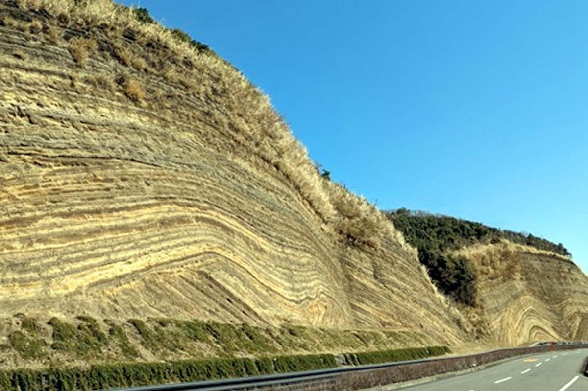 伊豆大島でみれる地層断面（画像：写真AC）