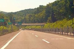 「ここは、あえて狭くしています」 高速道路“3.5m”車線幅はなぜ一律ではないのか？ 区間ごとに設計が変わる根本理由