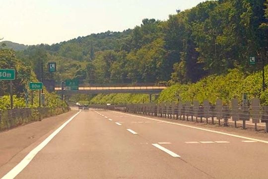 「ここは、あえて狭くしています」 高速道路“3.5m”車線幅はなぜ一律ではないのか？ 区間ごとに設計が変わる根本理由