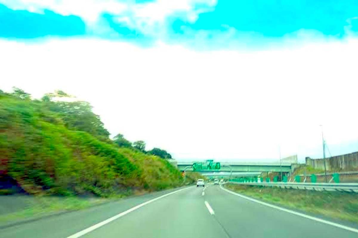 東名は車線幅が特殊な路線（画像：都野塚也）