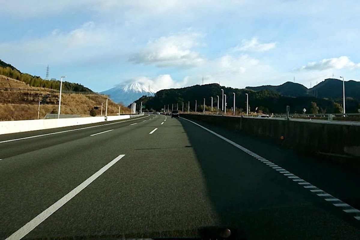 新東名は車線幅が広めに設計されている北海道の高速道路（画像：都野塚也）