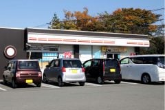 「トラックがいるから停められない」 昼間のコンビニ駐車場に集まる不満の声！ 56%が求める“アクセスのよさ”はなぜ摩擦の火種になるのか