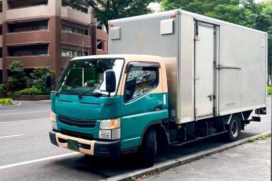 技能試験の合格率はわずか「6%」 それでも企業が「外国人ドライバー」の採用に1人200万円を投じる理由とは