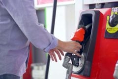 「ガソリン代のために、食費を削る……」 毎日クルマを使う層の48%が突きつけられた、“逃げ場なき家計圧迫”