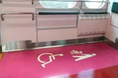 「なんでこんなに肩身が狭いのか」 電車内のベビーカーに突きつけられる「20kg」の重圧――舌打ちの先にある、公共交通のぎすぎすした実情