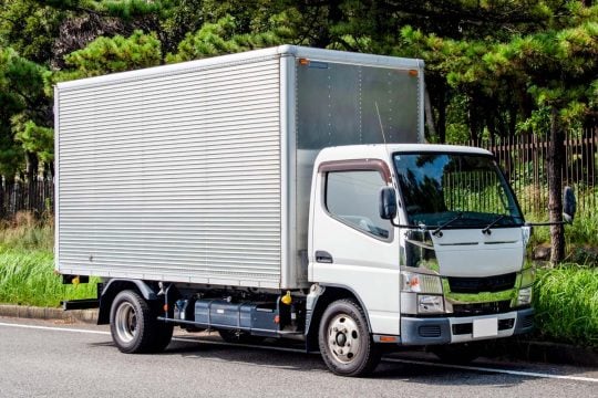 「パネルのないトラックは、お荷物だ」 排出シェア2.7%の日本に迫る、世界ルールの包囲構造