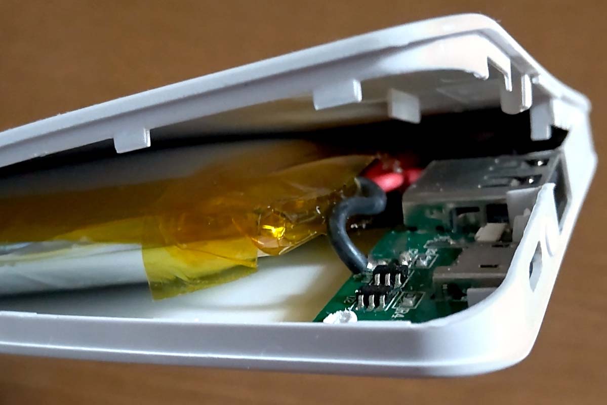 膨張したモバイルバッテリー（画像：写真AC）