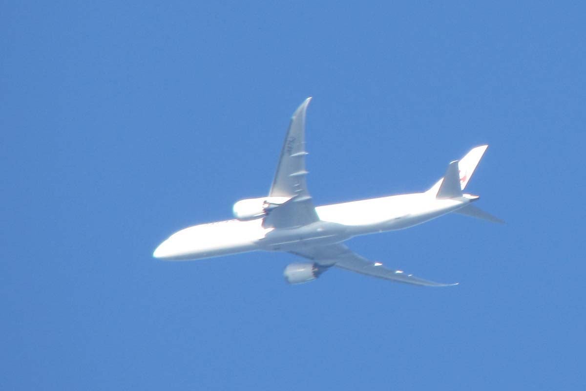 首都圏某所の上空を飛行する航空機（画像：菅原康晴）